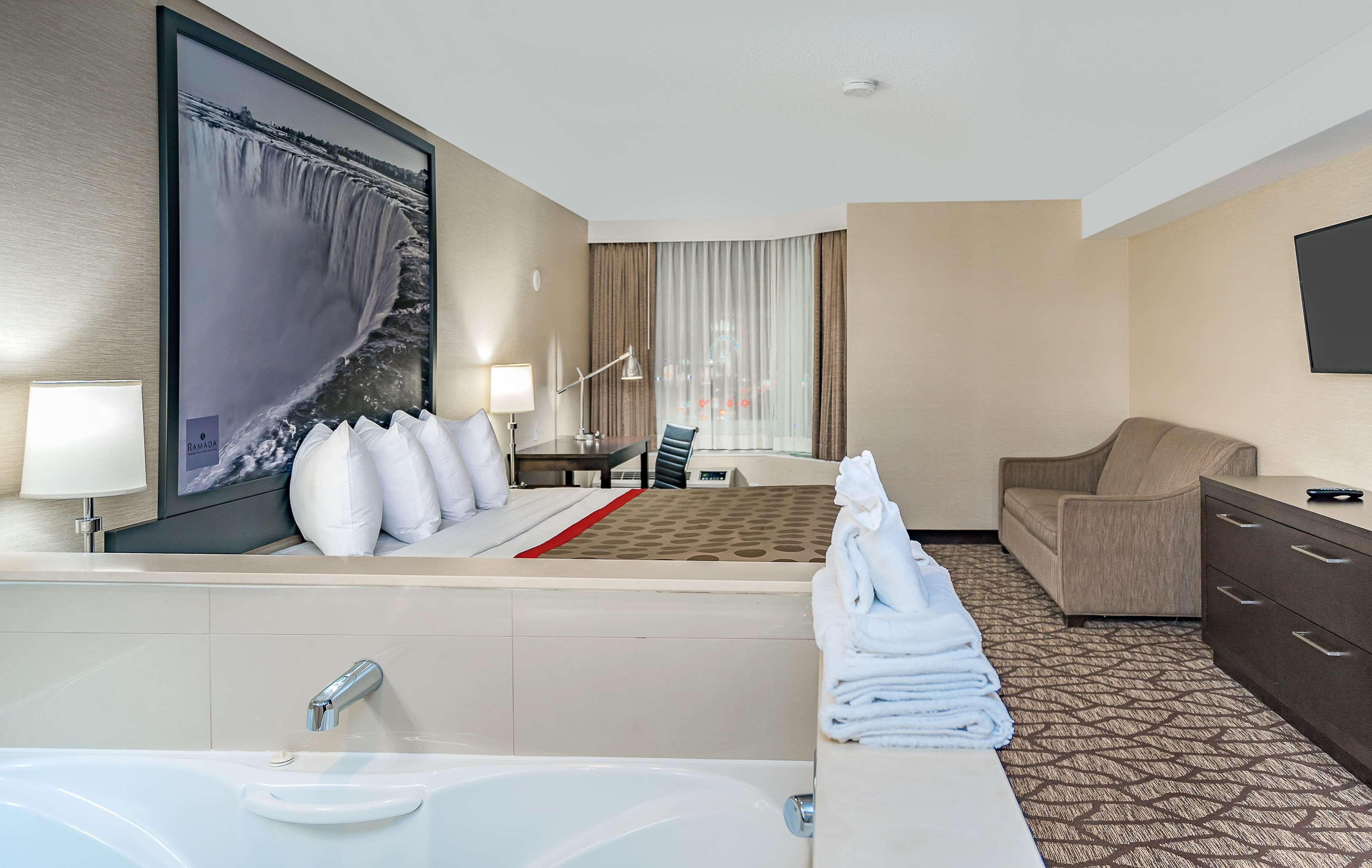 Ramada By Wyndham Niagara Falls Near The Falls Exteriör bild