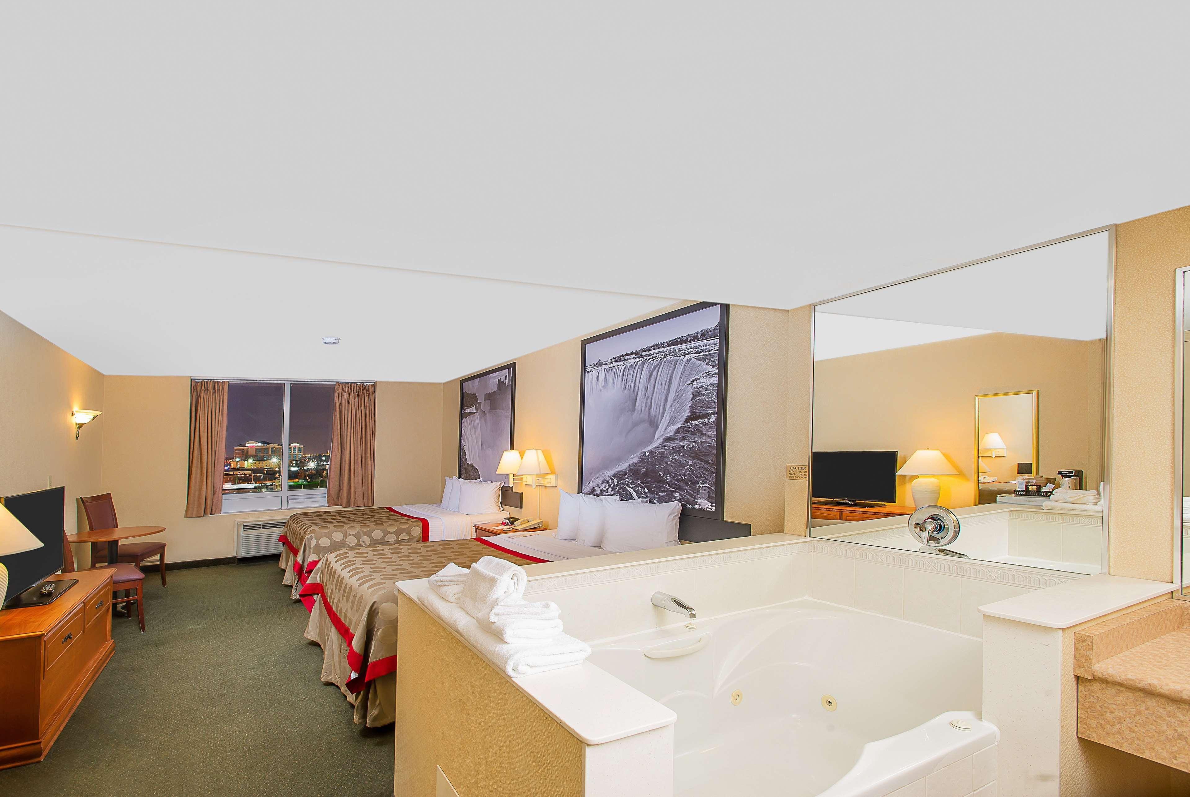 Ramada By Wyndham Niagara Falls Near The Falls Exteriör bild