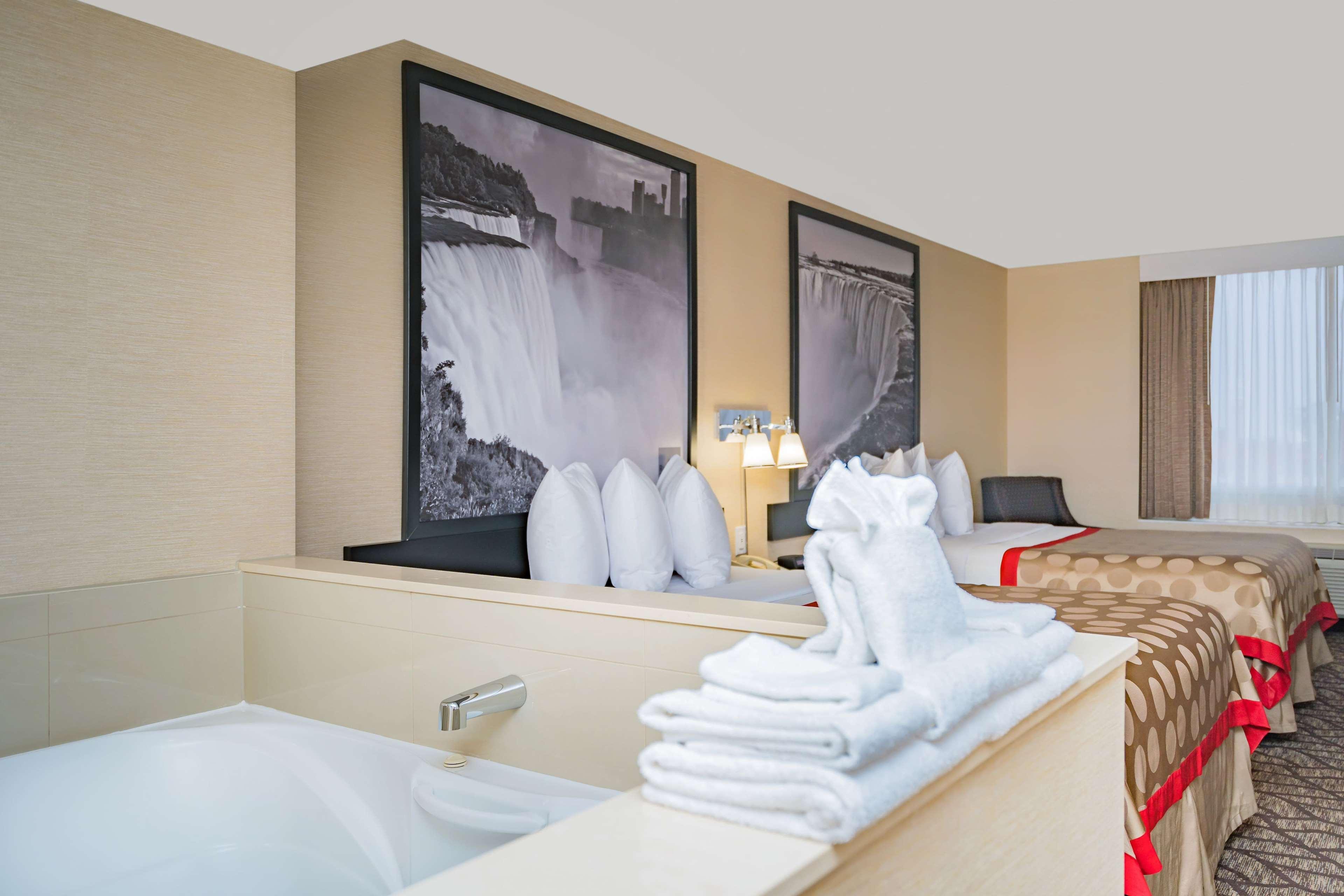 Ramada By Wyndham Niagara Falls Near The Falls Exteriör bild