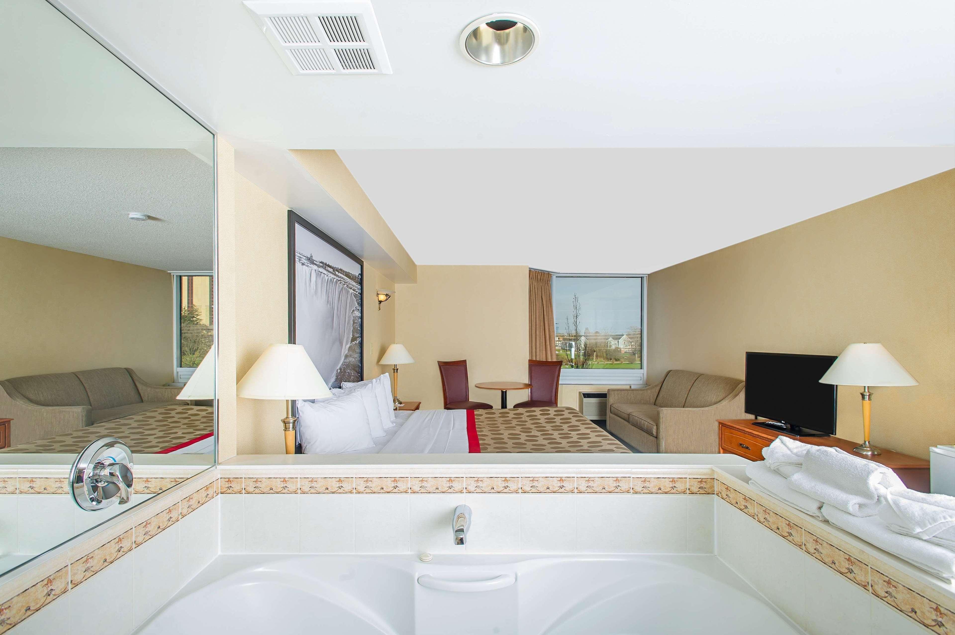 Ramada By Wyndham Niagara Falls Near The Falls Exteriör bild