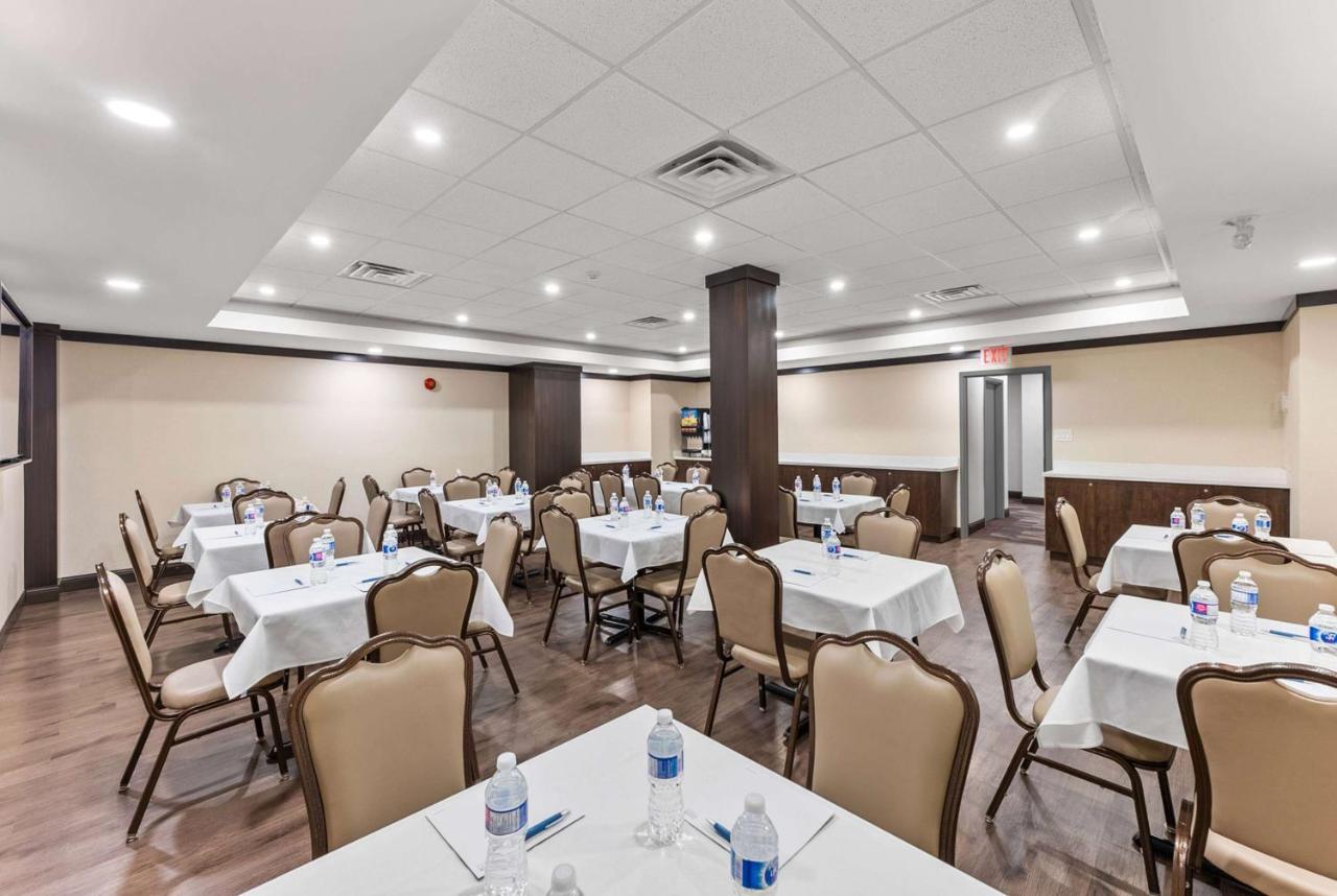 Ramada By Wyndham Niagara Falls Near The Falls Exteriör bild