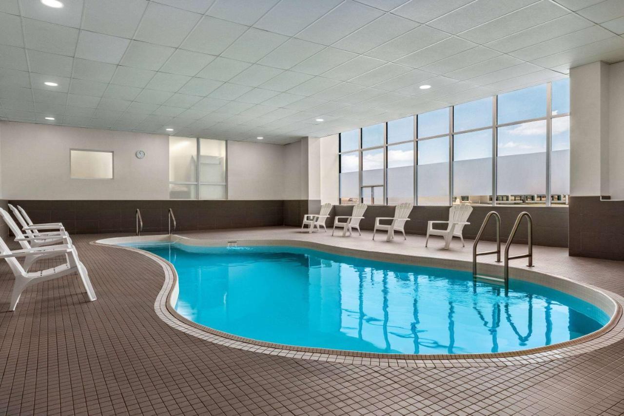 Ramada By Wyndham Niagara Falls Near The Falls Exteriör bild